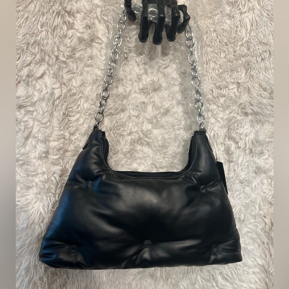 🖤NWT-FOREVER 21 Quilted Black Faux Leather Shoulder Bag W/ Silver chain strap🖤 - Picture 8 of 14